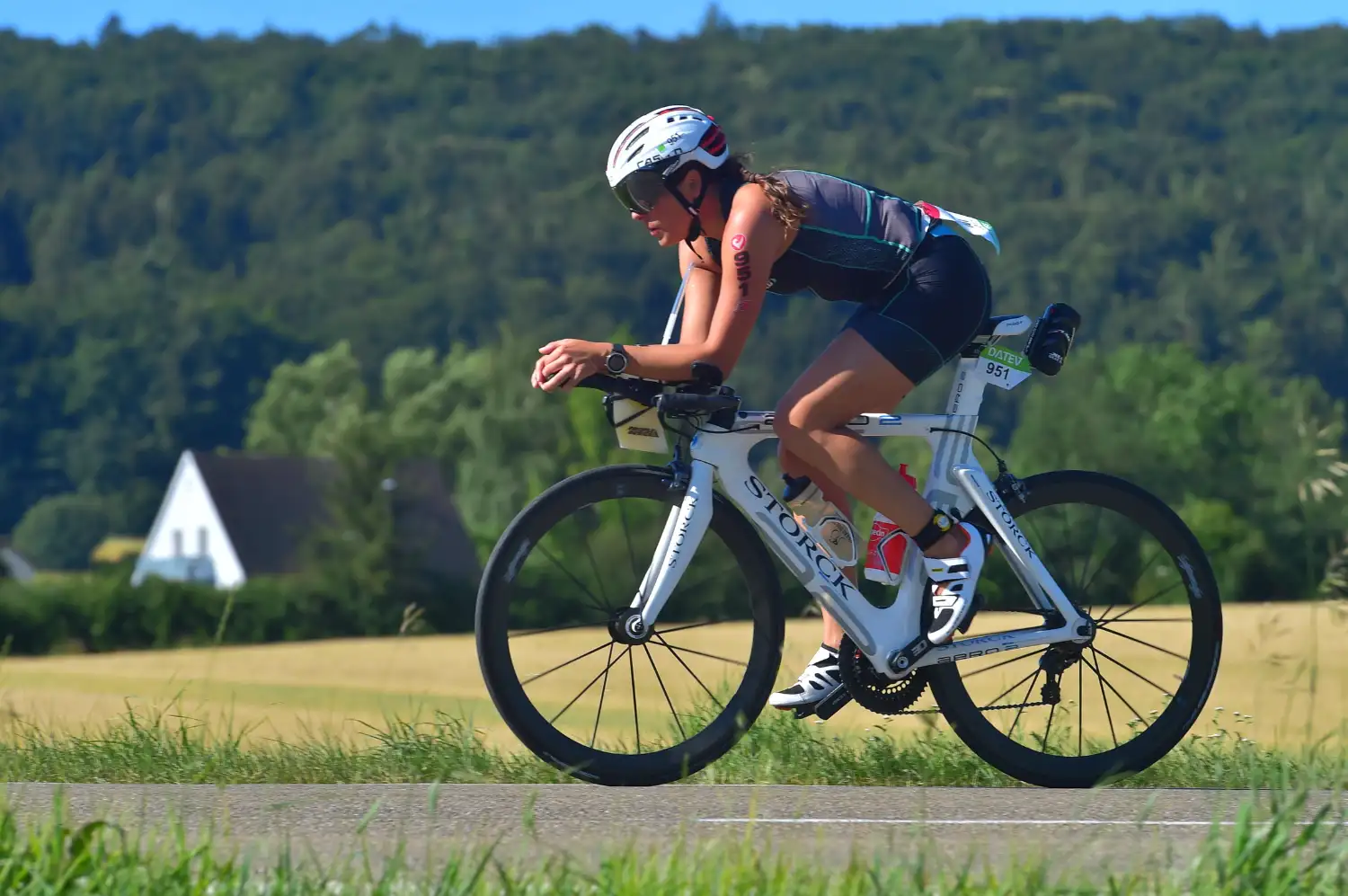 Anna Wächtershäuser auf dem Zeitfahrrad während eines Triathlon-Wettkampfs
